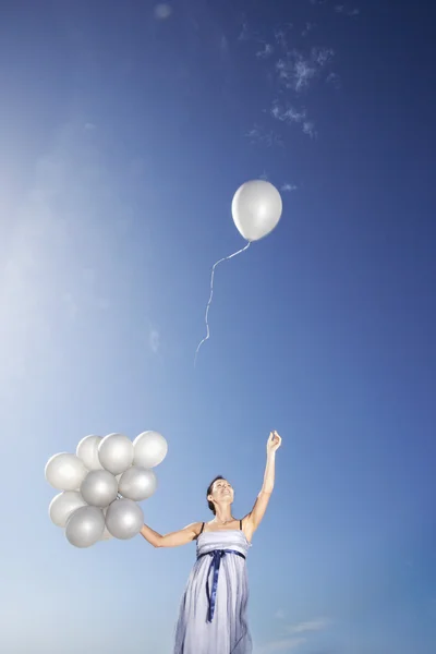Vrouw bedrijf ballonnen — Stockfoto