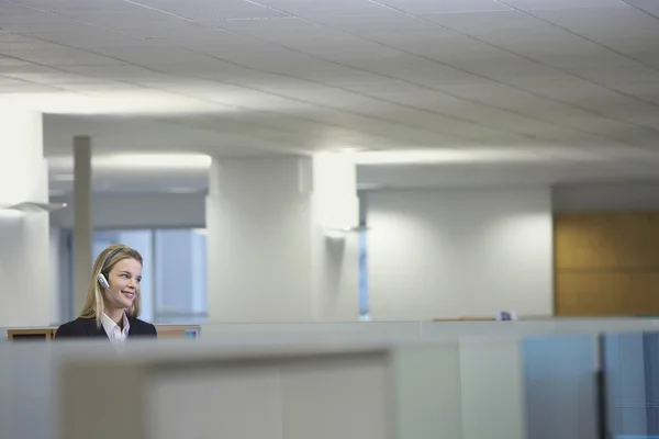 Receptionist sitting at reception desk — Stock Photo, Image