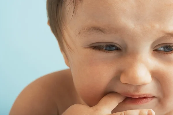 Verärgerter Baby-Finger im Mund — Stockfoto