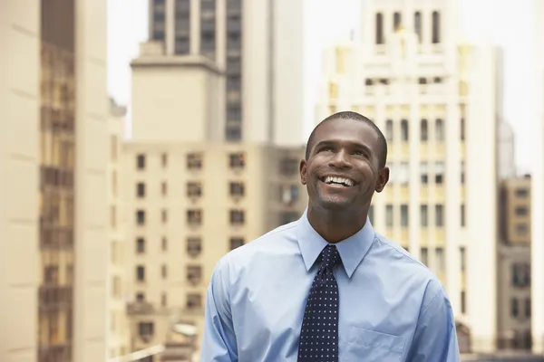 Business man looking up in city — Stock Photo, Image