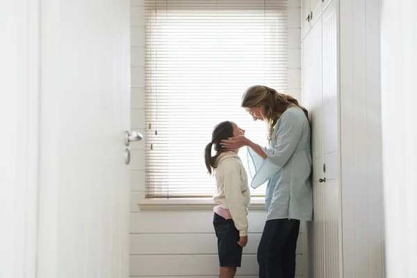 Donna e figlia in piedi — Foto Stock