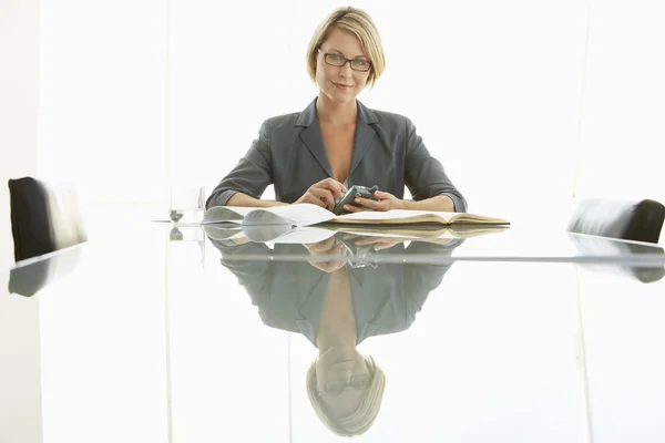 Iş kadını, konferans masası — Stockfoto