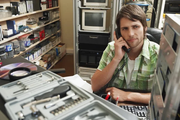 Homem falando por telefone — Fotografia de Stock