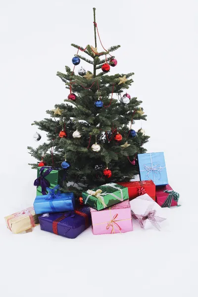 Árvore de Natal com presentes na neve — Fotografia de Stock