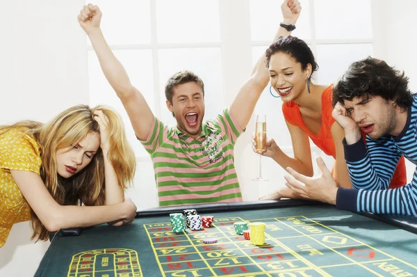 Mann gewinnt am Roulette-Tisch — Stockfoto