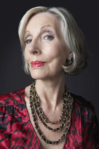 Senior vrouw draagcomfort halsketting — Stockfoto
