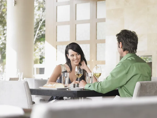 Casal compartilhando vinho no restaurante — Fotografia de Stock