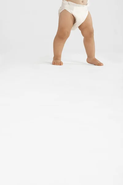 Baby im Stehen — Stockfoto