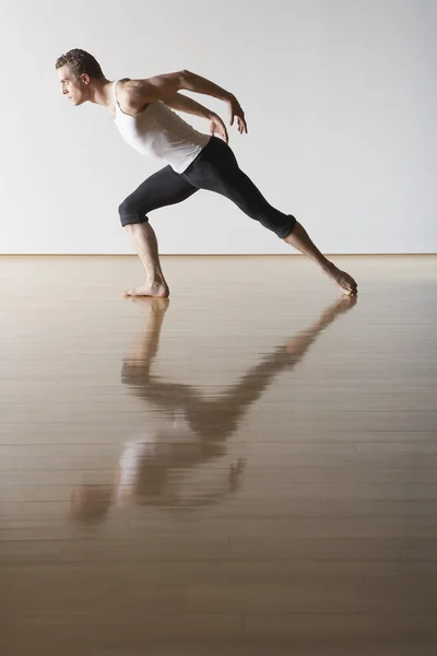 Танцовщица балета наклоняется вперед — стоковое фото