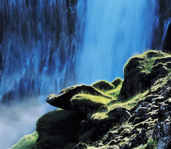 Rocas musgosas antes de la cascada — Foto de Stock