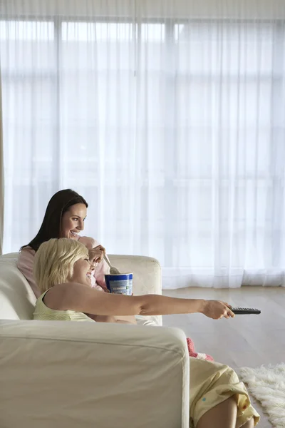 Two women watching television — Stock Photo, Image