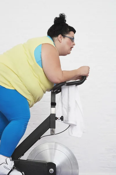 Mulher em bicicleta de exercício — Fotografia de Stock