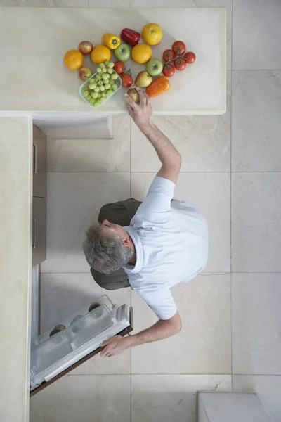 Man Organizing Vegetables — Stock Photo, Image