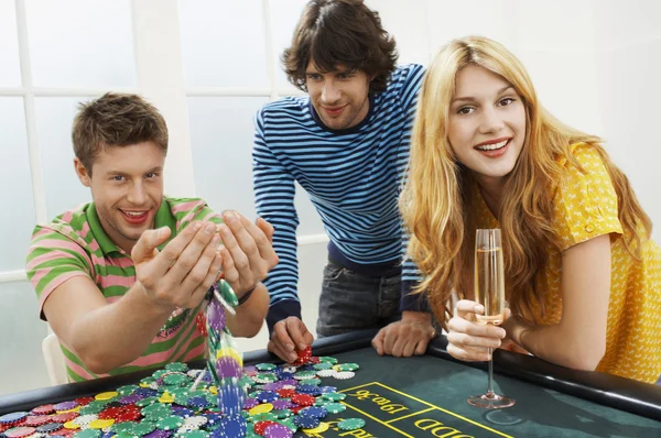 Man with friends at roulette table — Stock Photo, Image
