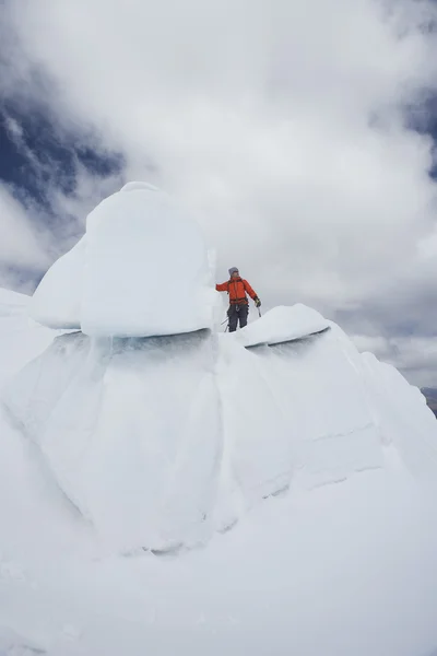Alpinista su ghiacciaio — Foto Stock