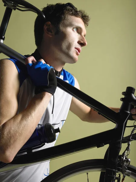 Bicyclist carrying bicycle — Stock Photo, Image