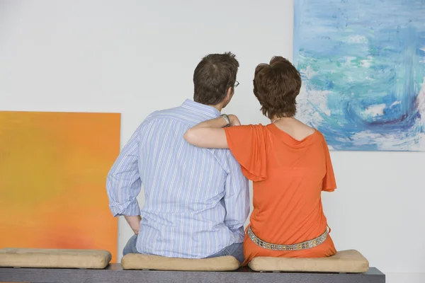 Pareja observando pintura — Foto de Stock