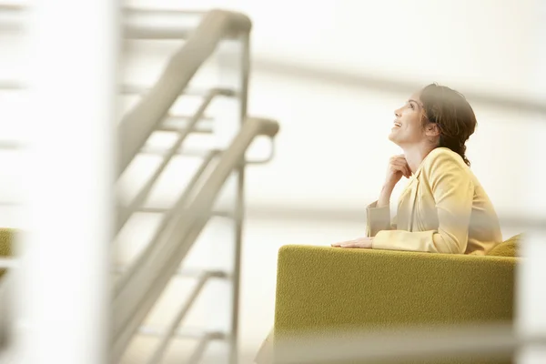 Zakenvrouw wachten op sofa — Stockfoto