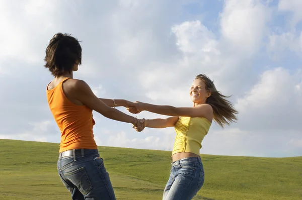 Vrouwen swingende elkaar — Stockfoto
