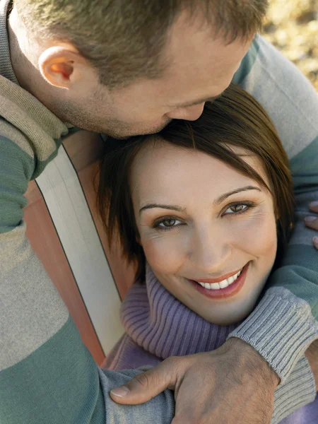 Hombre abrazando mujer — Foto de Stock