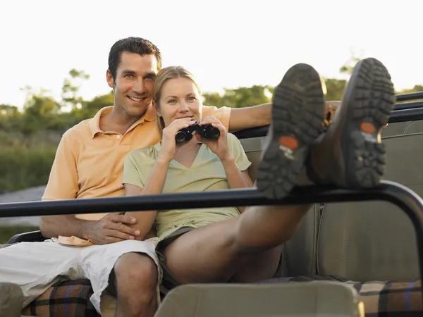 Paar zitten in jeep — Stockfoto