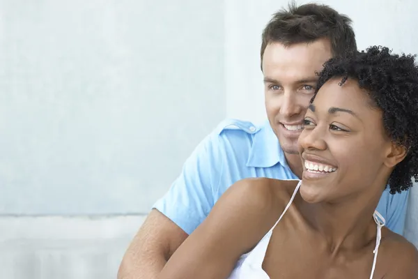 Couple souriant debout ensemble — Photo