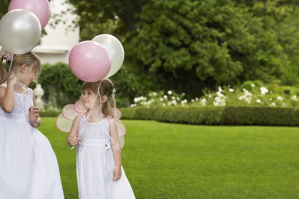 Bambine con palloncini — Foto Stock