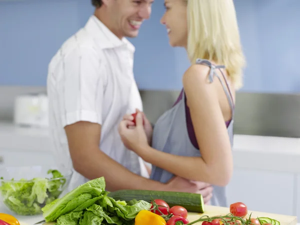 Paar flirten in keuken — Stockfoto