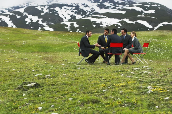 Les gens d'affaires ayant une conférence — Photo