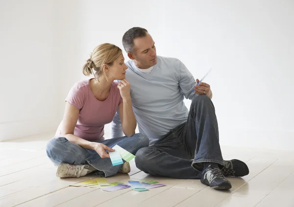 Couple sitting on floor — Stock Photo, Image