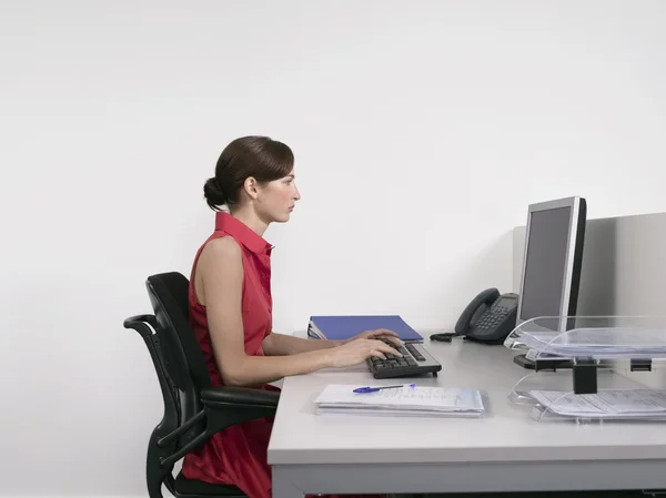 Trabalhador de escritório usando computador — Fotografia de Stock