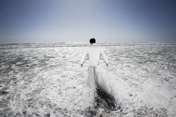 Homme marchant dans la mer — Photo