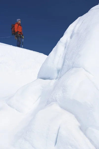 Alpinista su ghiacciaio — Foto Stock