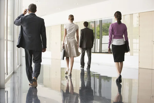 Des hommes d'affaires marchant dans le couloir du bureau — Photo