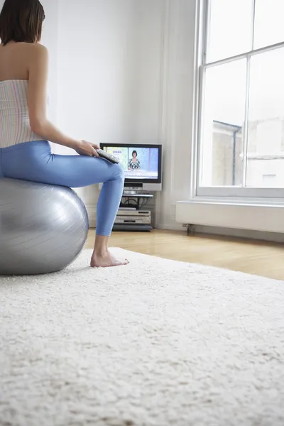 Frau vor dem Fernseher — Stockfoto