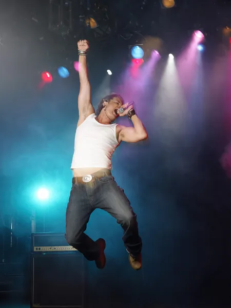 Man Singing and jumping — Stock Photo, Image