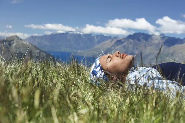 Man lying in field — Stock Photo, Image