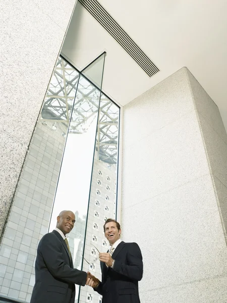 Empresarios dándose la mano — Foto de Stock