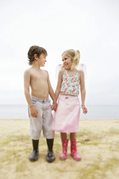 Kleine Jungen und Mädchen halten Händchen — Stockfoto