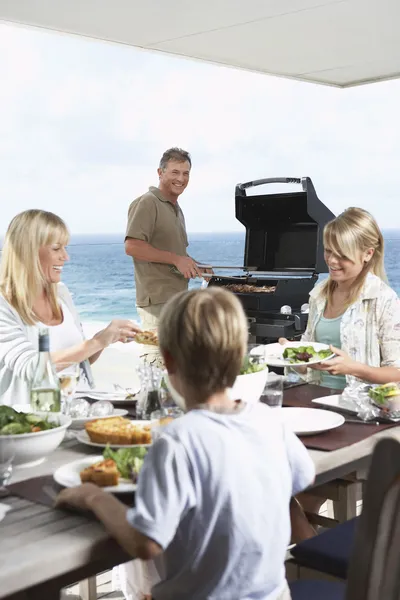 Barbecue in famiglia — Foto Stock