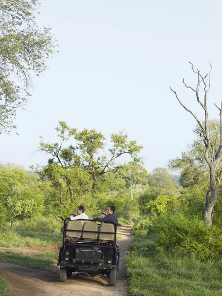 Persone in jeep in safari — Foto Stock