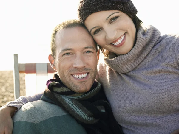 Paar sitzt zusammen — Stockfoto