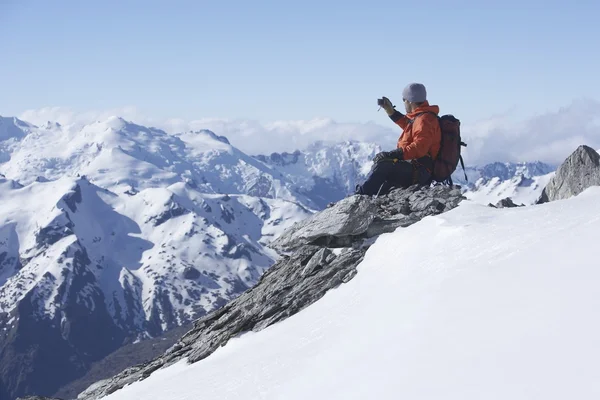 Alpinista de montanha tirando foto — Fotografia de Stock