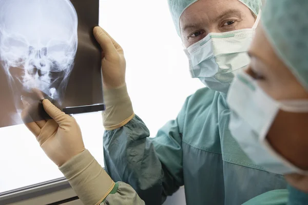 Radiologists Examining X-Ray — Stock Photo, Image