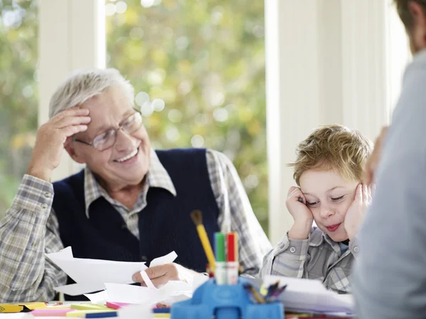 Riéndose pequeño chico con abuelo —  Fotos de Stock