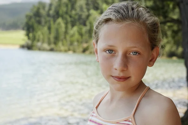 Chica joven junto al lago — Foto de Stock