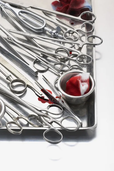 Equipamento de tesoura cirúrgica na bandeja — Fotografia de Stock