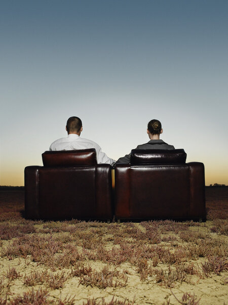 Деловые люди в креслах на открытой равнине
