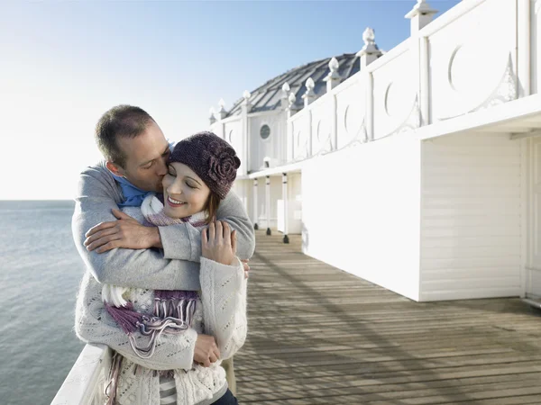 Man kissing woman — Stock Photo, Image