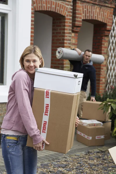 Paar bewegende huis — Stockfoto